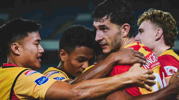 ১০ জনের ইস্টবেঙ্গলের মরিয়া লড়াই: শেষ মুহূর্তের গোলে হার বাঁচাল লাল-হলুদ, পয়েন্ট নষ্ট দুই দলেরই