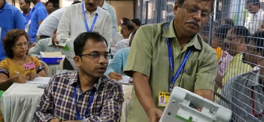 রাজ্যে কমছে গণনাকেন্দ্রের সংখ্যা: ২৯৪টি আসনের ভাগ্যনির্ধারণ হবে ৮৭টি কেন্দ্রে, তালিকা প্রকাশ কমিশনের