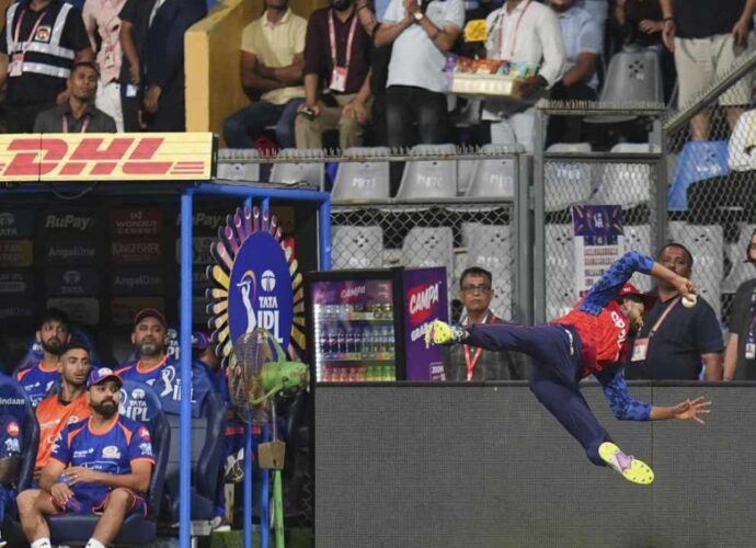 আইপিএলের ইতিহাসের শ্রেষ্ঠ ক্যাচ? শ্রেয়সের ‘ফ্লাইং রিলে’ ক্যাচে স্তম্ভিত রোহিত, মুগ্ধ সচিন টেন্ডুলকর