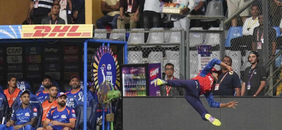আইপিএলের ইতিহাসের শ্রেষ্ঠ ক্যাচ? শ্রেয়সের ‘ফ্লাইং রিলে’ ক্যাচে স্তম্ভিত রোহিত, মুগ্ধ সচিন টেন্ডুলকর