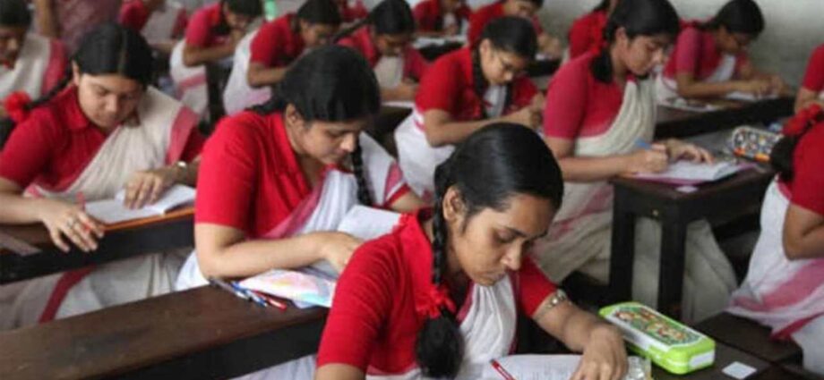 ভোট মিটতেই মাধ্যমিকের ফলপ্রকাশ: ৮ মে প্রকাশিত হচ্ছে ফলাফল, প্রস্তুত হচ্ছে সাড়ে ৯ লক্ষ পরীক্ষার্থীর মার্কশিট