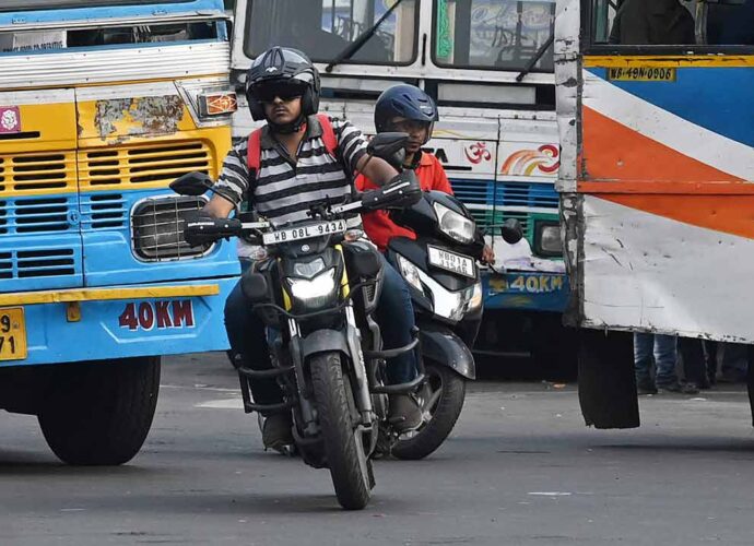 ভোটের আগে বাইক চলাচলে কড়াকড়ি কমিশনের: যাত্রী বসানোয় নিষেধাজ্ঞা, জারি বিশেষ নির্দেশিকা