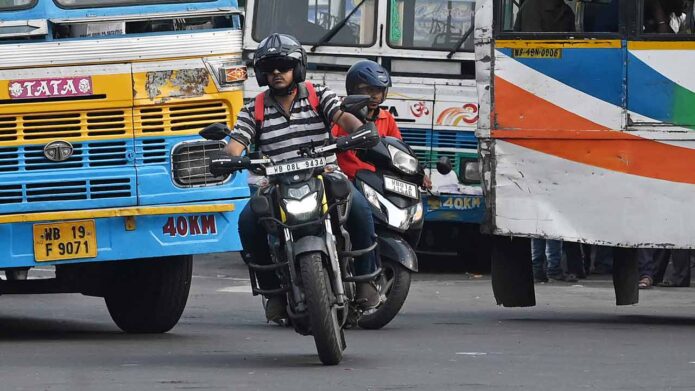 ভোটের আগে বাইক চলাচলে কড়াকড়ি কমিশনের: যাত্রী বসানোয় নিষেধাজ্ঞা, জারি বিশেষ নির্দেশিকা