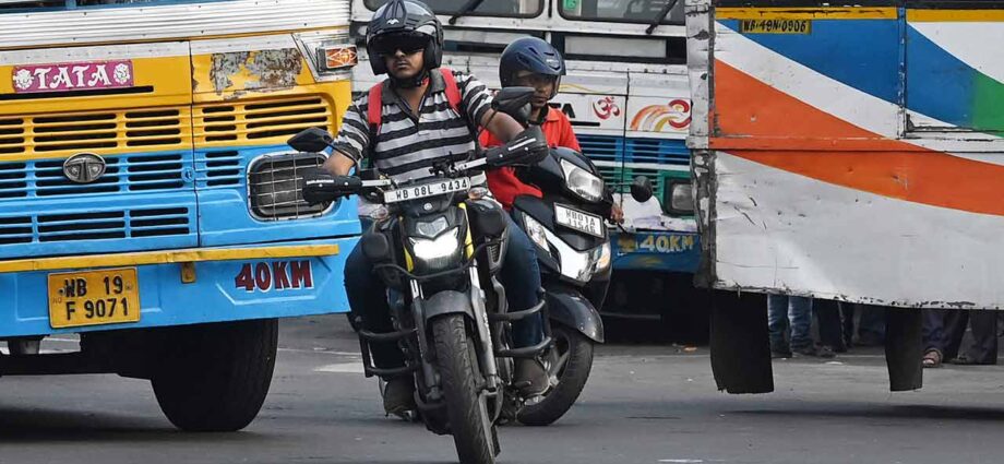 ভোটের আগে বাইক চলাচলে কড়াকড়ি কমিশনের: যাত্রী বসানোয় নিষেধাজ্ঞা, জারি বিশেষ নির্দেশিকা