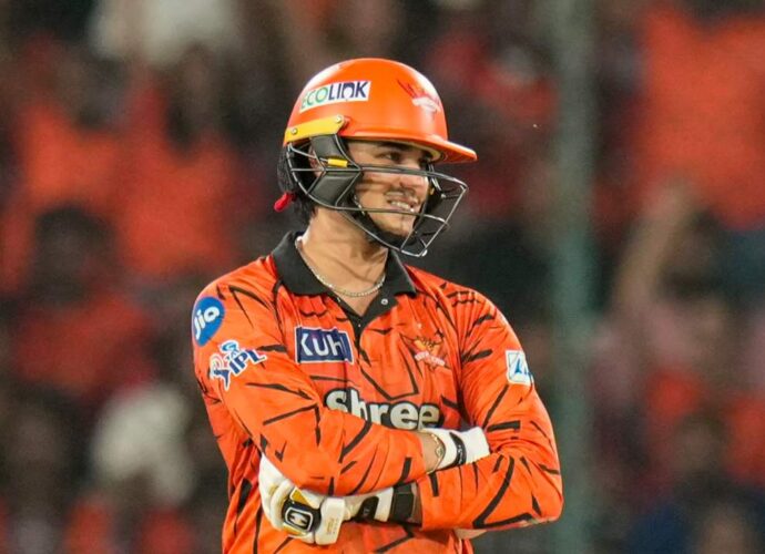 অভিষেকের শতরানে দিল্লির বিরুদ্ধে দাপুটে জয় হায়দরাবাদের: আইপিএলে রান-বন্যার ম্যাচ