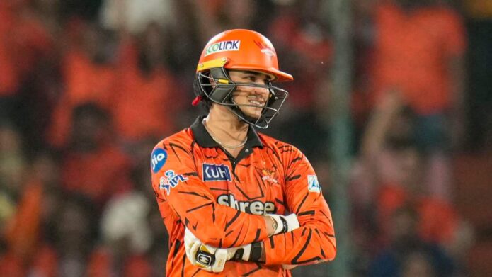 অভিষেকের শতরানে দিল্লির বিরুদ্ধে দাপুটে জয় হায়দরাবাদের: আইপিএলে রান-বন্যার ম্যাচ