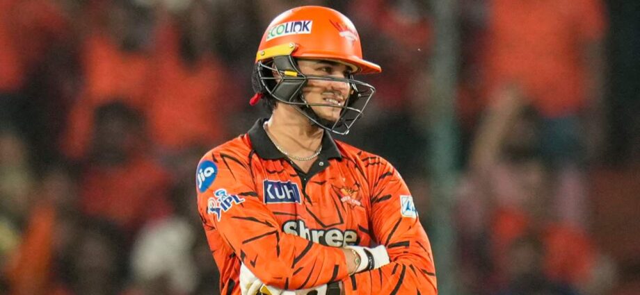 অভিষেকের শতরানে দিল্লির বিরুদ্ধে দাপুটে জয় হায়দরাবাদের: আইপিএলে রান-বন্যার ম্যাচ