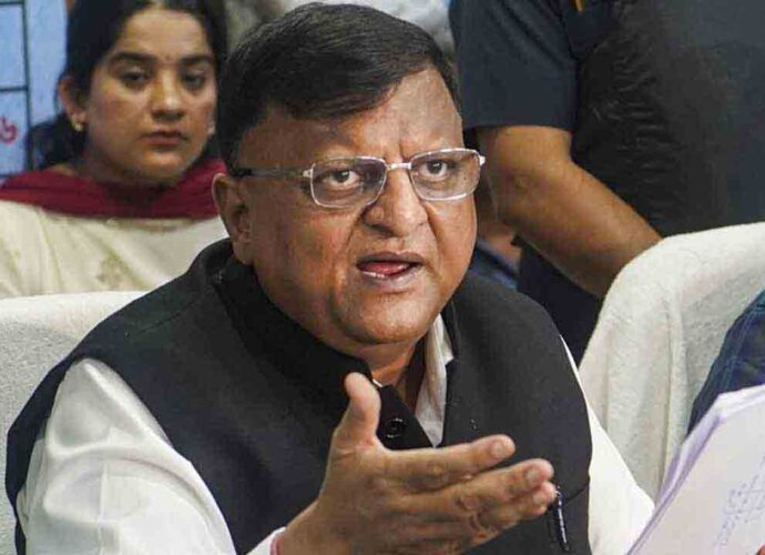 মদের দোকান বন্ধে কমিশনের কোনো নির্দেশ নেই: আবগারি দপ্তরের সিদ্ধান্তে বিস্ময় সিইও-র