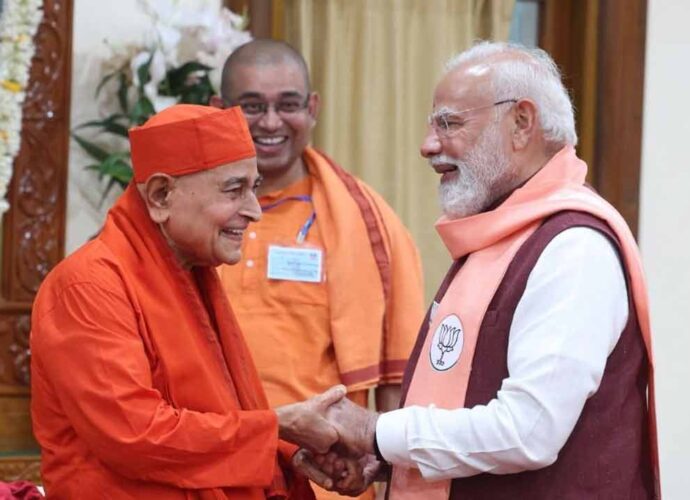 রাজনৈতিক প্রচারের ব্যস্ততায় বেলুড় মঠে নরেন্দ্র মোদী, শ্রদ্ধা নিবেদন করলেন রামকৃষ্ণ ও স্বামী বিবেকানন্দের প্রতি