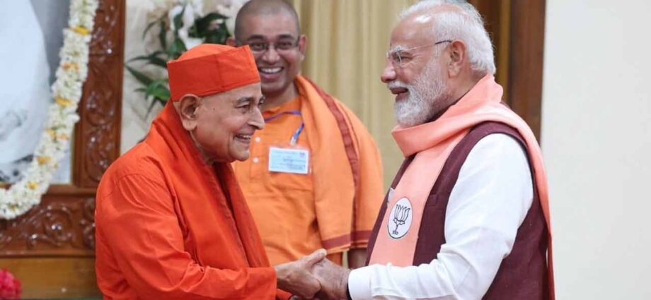 রাজনৈতিক প্রচারের ব্যস্ততায় বেলুড় মঠে নরেন্দ্র মোদী, শ্রদ্ধা নিবেদন করলেন রামকৃষ্ণ ও স্বামী বিবেকানন্দের প্রতি