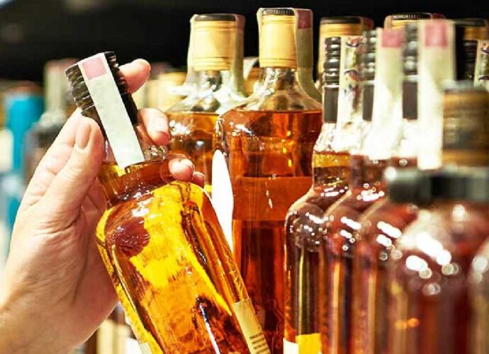 ভোটের আবহে মদের দোকানে রেকর্ড ভিড়, স্টকের জোগান দিতে হিমশিম বিক্রেতারা