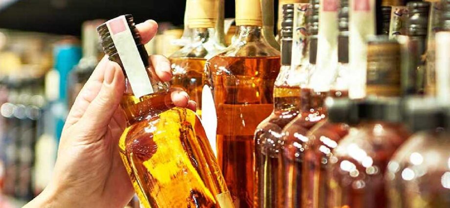 ভোটের আবহে মদের দোকানে রেকর্ড ভিড়, স্টকের জোগান দিতে হিমশিম বিক্রেতারা