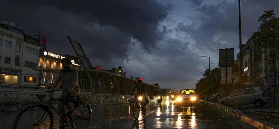 দক্ষিণবঙ্গে কালবৈশাখীর সতর্কতা, ভোটের দিনে ঝড়ের পূর্বাভাস: জানাল আবহাওয়া দপ্তর