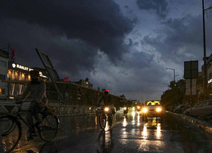 তীব্র তাপপ্রবাহের কবলে দেশ: স্বস্তির বৃষ্টির পূর্বাভাস উত্তর ভারতে