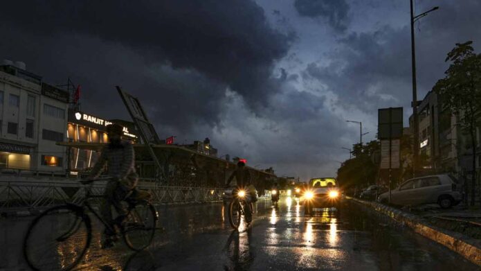 তীব্র তাপপ্রবাহের কবলে দেশ: স্বস্তির বৃষ্টির পূর্বাভাস উত্তর ভারতে