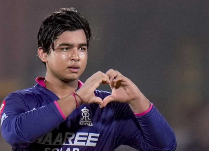 মাঠের ‘বাঘ’ বৈভব কেক কাটতে ‘ভীতু’! ভাইরাল রাজস্থান রয়্যালসের ভিডিও