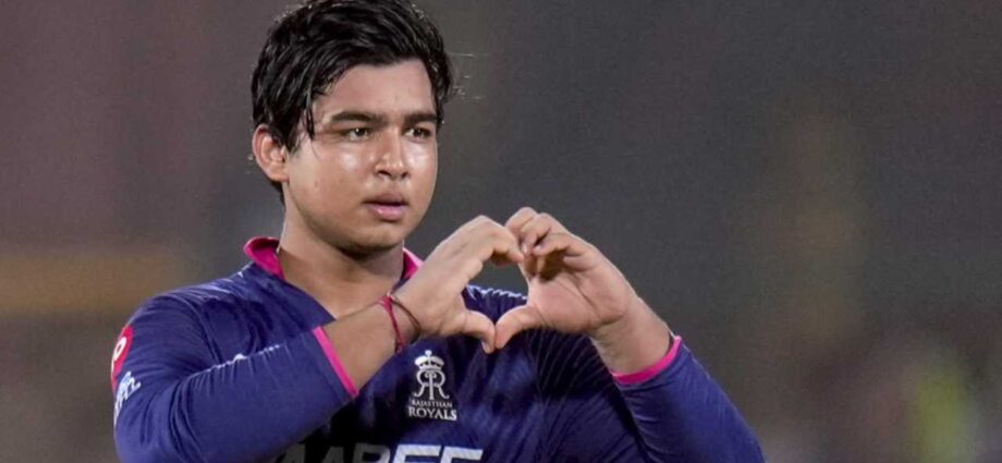 মাঠের ‘বাঘ’ বৈভব কেক কাটতে ‘ভীতু’! ভাইরাল রাজস্থান রয়্যালসের ভিডিও