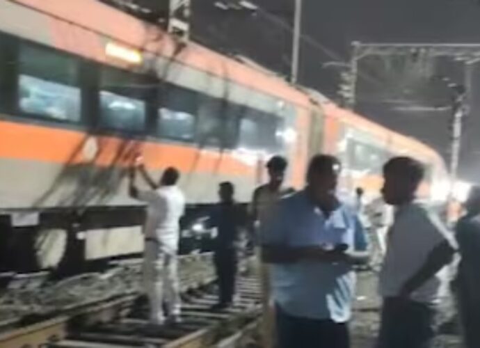 পুণে স্টেশনের অদূরে লাইনচ্যুত সিএসএমটি-শোলাপুর বন্দে ভারত এক্সপ্রেস, হতাহতের খবর নেই