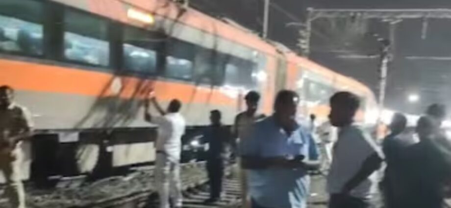 পুণে স্টেশনের অদূরে লাইনচ্যুত সিএসএমটি-শোলাপুর বন্দে ভারত এক্সপ্রেস, হতাহতের খবর নেই