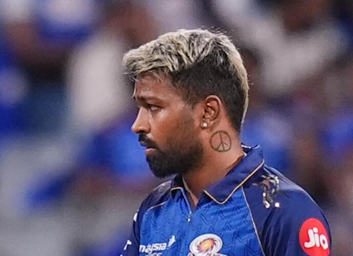 আইপিএল থেকে ছিটকে গেলেন মিচেল স্যান্টনার, মুম্বই ইন্ডিয়ান্সে যোগ দিলেন কেশব মহারাজ