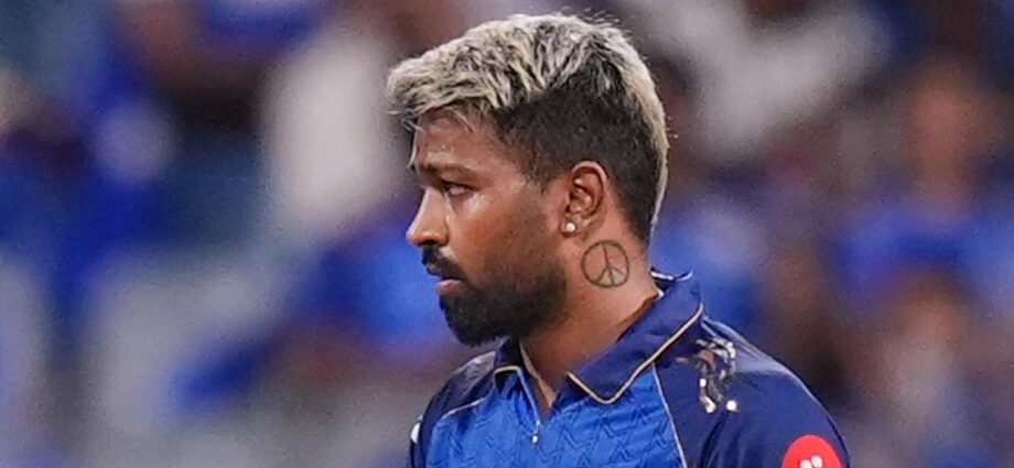 আইপিএল থেকে ছিটকে গেলেন মিচেল স্যান্টনার, মুম্বই ইন্ডিয়ান্সে যোগ দিলেন কেশব মহারাজ