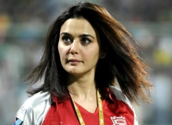 পঞ্জাব কিংসের জার্সিতে কেন নেই রুপোলি রঙ? কারণ জানালেন প্রীতি জ়িন্টা