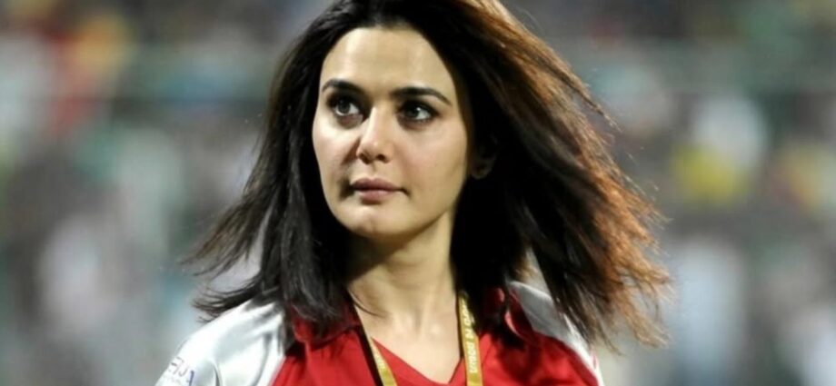 পঞ্জাব কিংসের জার্সিতে কেন নেই রুপোলি রঙ? কারণ জানালেন প্রীতি জ়িন্টা