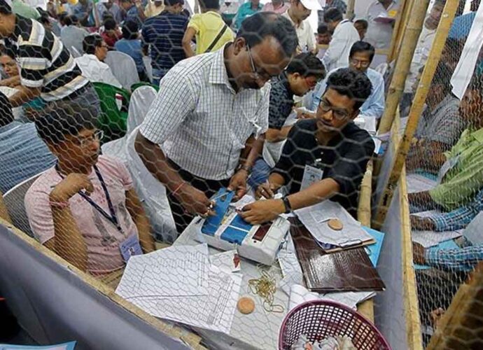গণনার টেবিলে কেন্দ্রীয় কর্মী নিয়োগে ছাড়পত্র হাই কোর্টের: খারিজ তৃণমূলের আর্জি