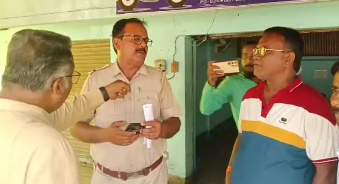 সিউড়িতে পুলিশি ‘হুমকি’র অভিযোগ: কেন্দ্রীয় বাহিনীকে ঘিরে বিজেপি প্রার্থী জগন্নাথ চট্টোপাধ্যায়ের বিক্ষোভ