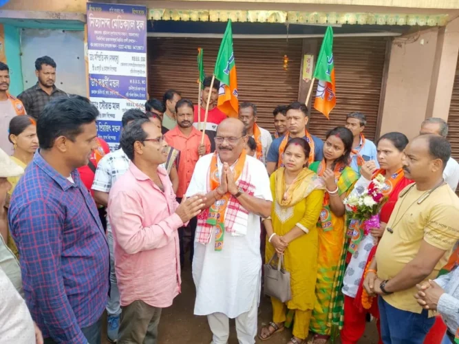 গড়বেতায় তুঙ্গে প্রচার: প্রার্থীপদ ঘোষণার পরেই ময়দানে বিজেপি প্রার্থী প্রদীপ লোধা