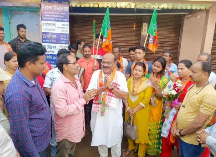 গড়বেতায় তুঙ্গে প্রচার: প্রার্থীপদ ঘোষণার পরেই ময়দানে বিজেপি প্রার্থী প্রদীপ লোধা