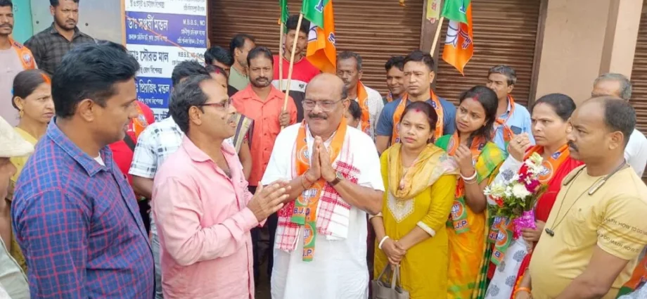 গড়বেতায় তুঙ্গে প্রচার: প্রার্থীপদ ঘোষণার পরেই ময়দানে বিজেপি প্রার্থী প্রদীপ লোধা