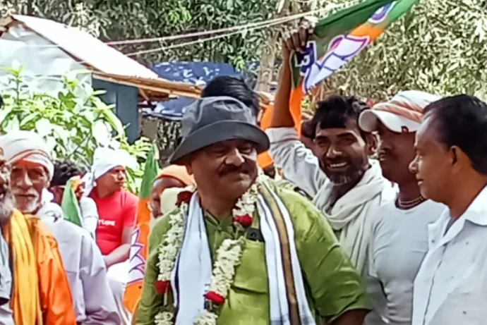 উন্নয়ন ও কর্মসংস্থানের দাবিতে সোচ্চার গড়বেতা: পরিবর্তনের ডাক দিয়ে জনসংযোগে প্রার্থী প্রদীপ লোধা