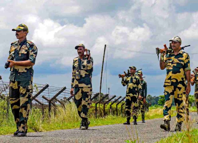পশ্চিমবঙ্গে অবৈধবাসী বিতাড়ণের প্রেক্ষাপটে ভারত-বাংলাদেশ সীমান্ত বাহিনী বসছে সর্বোচ্চ স্তরের বৈঠকে! নজরে কী কী?
