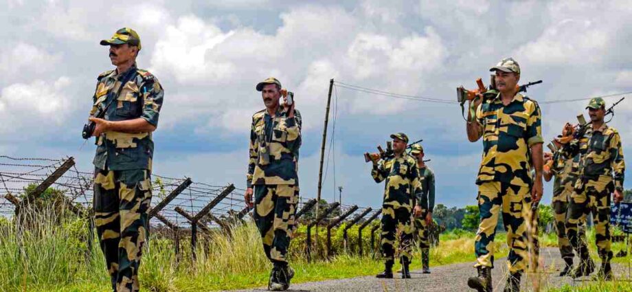 পশ্চিমবঙ্গে অবৈধবাসী বিতাড়ণের প্রেক্ষাপটে ভারত-বাংলাদেশ সীমান্ত বাহিনী বসছে সর্বোচ্চ স্তরের বৈঠকে! নজরে কী কী? পশ্চিমবঙ্গে অবৈধবাসী বিতাড়ণের প্রেক্ষাপটে ভারত-বাংলাদেশ সীমান্ত বাহিনী বসছে সর্বোচ্চ স্তরের বৈঠকে! নজরে কী কী?