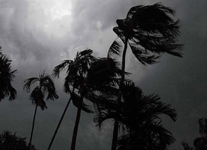 দক্ষিণবঙ্গে ভারী বৃষ্টি! ৭০ কিমি বেগে ঝড় পাঁচ জেলায়, কলকাতাতেও জারি কমলা সতর্কতা, কোথায় কী পূর্বাভাস দক্ষিণবঙ্গে ভারী বৃষ্টি! ৭০ কিমি বেগে ঝড় পাঁচ জেলায়, কলকাতাতেও জারি কমলা সতর্কতা, কোথায় কী পূর্বাভাস
