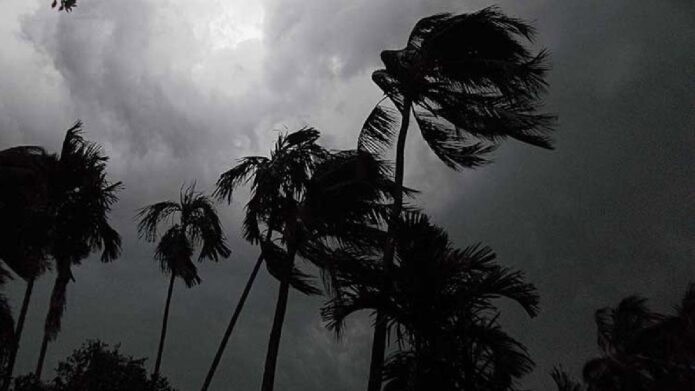 দক্ষিণবঙ্গে ভারী বৃষ্টি! ৭০ কিমি বেগে ঝড় পাঁচ জেলায়, কলকাতাতেও জারি কমলা সতর্কতা, কোথায় কী পূর্বাভাস