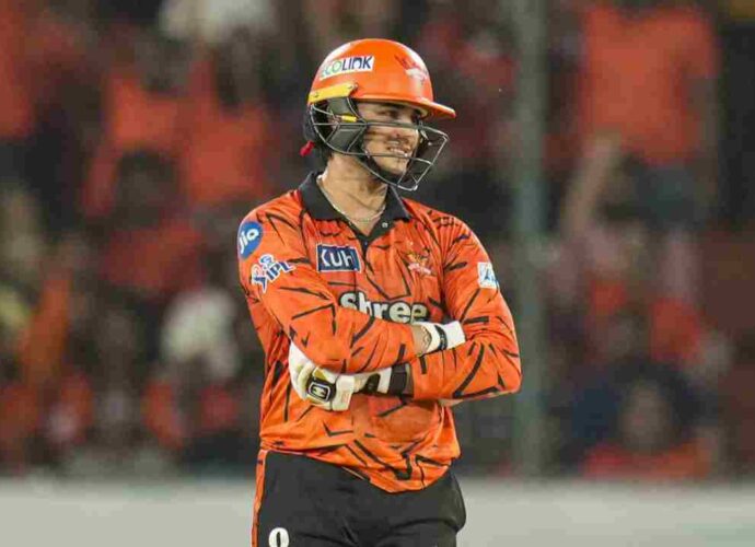 ক্রিকেটার বাবার অনুপ্রেরণা ও ভারত-পাক দ্বৈরথ: যেভাবে পেশাদার ক্রিকেটে উঠে এলেন অভিষেক শর্মা