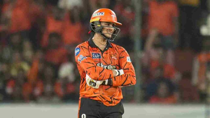 ক্রিকেটার বাবার অনুপ্রেরণা ও ভারত-পাক দ্বৈরথ: যেভাবে পেশাদার ক্রিকেটে উঠে এলেন অভিষেক শর্মা