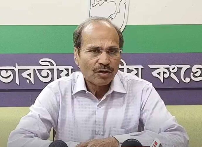 তৃণমূলের ‘জোট’ বার্তায় অধীরের তীব্র কটাক্ষ: ‘অস্তিত্ব বাঁচাতে রাহুল গান্ধীর কাছে হাতজোড় করতে হবে দিদিকে’