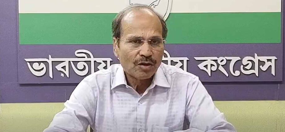 তৃণমূলের ‘জোট’ বার্তায় অধীরের তীব্র কটাক্ষ: ‘অস্তিত্ব বাঁচাতে রাহুল গান্ধীর কাছে হাতজোড় করতে হবে দিদিকে’