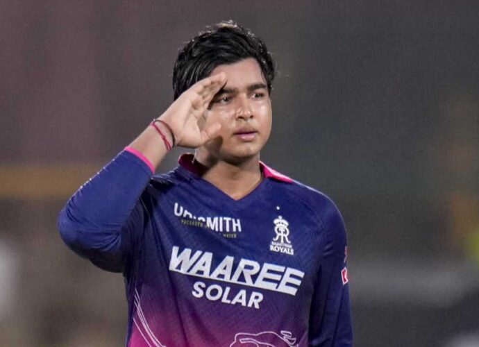 শেন ওয়ার্নের দেওয়া ‘রকস্টার’ তকমা এখন বৈভবের গায়ে, উত্তরসূরিকে দরাজ শংসাপত্র জাডেজার