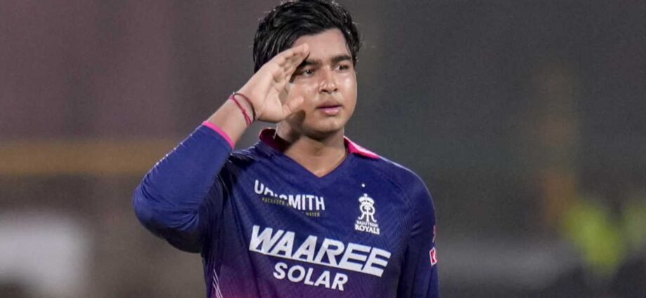 শেন ওয়ার্নের দেওয়া ‘রকস্টার’ তকমা এখন বৈভবের গায়ে, উত্তরসূরিকে দরাজ শংসাপত্র জাডেজার