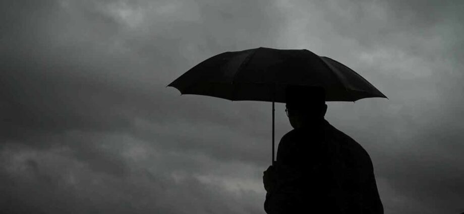৪ মে গণনার দিনও ধমকা হাওয়া ও বৃষ্টির ভ্রুকুটি: দক্ষিণবঙ্গে জারি ‘কমলা সতর্কতা’