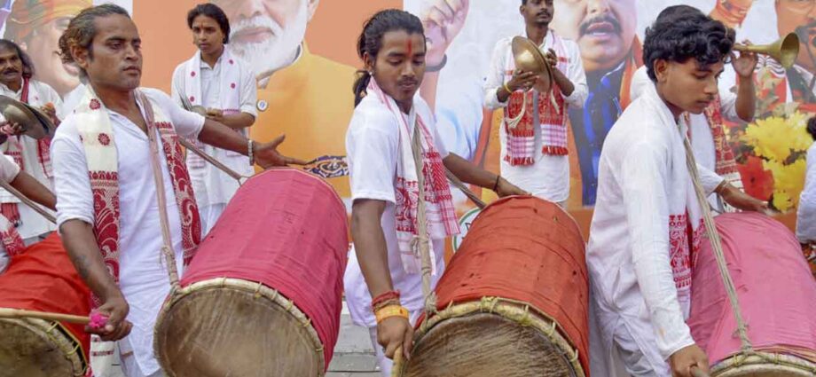 দক্ষিণের রাজনীতিতে ‘বিজয়’ কেতন: তামিলনাড়ুতে ম্যাজিক ফিগারের দোরগোড়ায় টিভিকে, ধস ডিএমকে শিবিরে