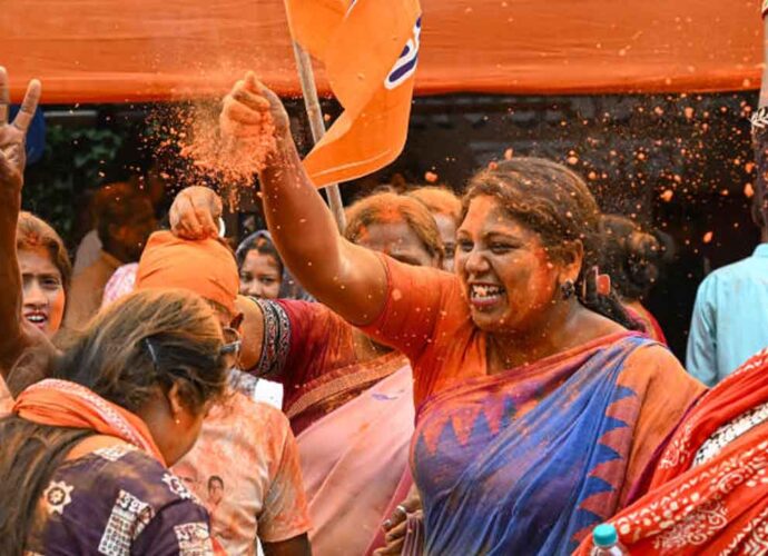 ভবানীপুরে ঐতিহাসিক পটপরিবর্তন: ১৫,১০৫ ভোটে মমতাকে হারিয়ে জয়ী শুভেন্দু, বিশৃঙ্খলা ও অভিযোগে বিদ্ধ গণনা