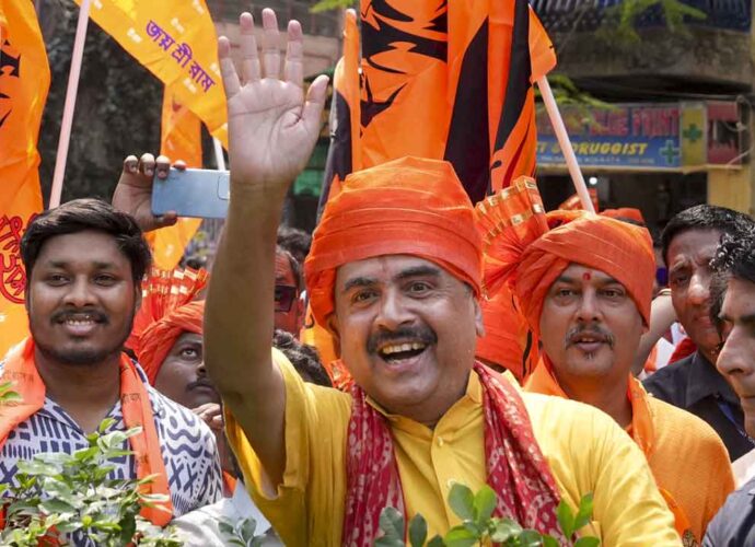 ভবানীপুরে ঐতিহাসিক জয় শুভেন্দুর: ‘হিন্দুত্বের জয়’ আখ্যা দিয়ে শংসাপত্র হাতে বিজয়োল্লাস