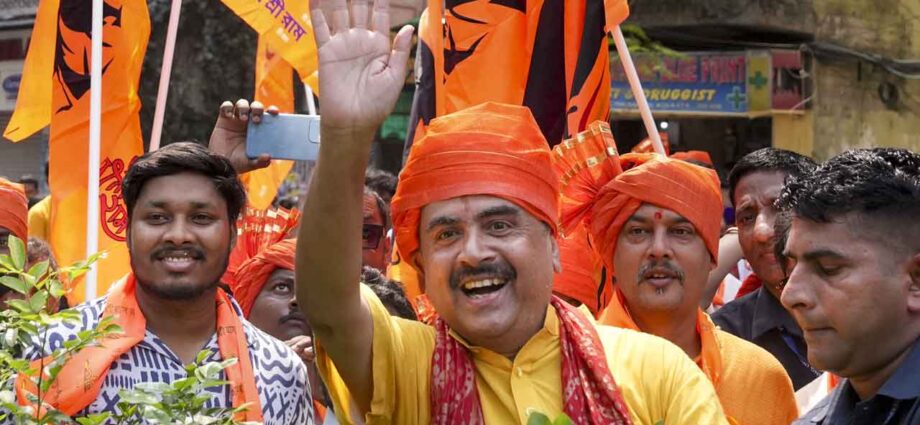 ভবানীপুরে ঐতিহাসিক জয় শুভেন্দুর: ‘হিন্দুত্বের জয়’ আখ্যা দিয়ে শংসাপত্র হাতে বিজয়োল্লাস