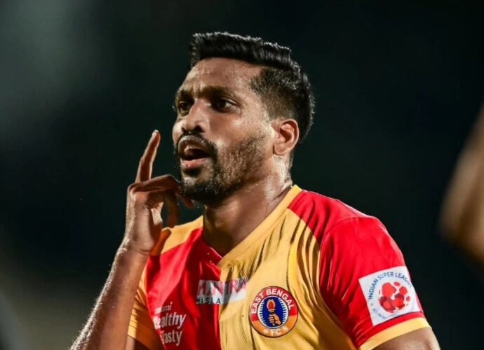 মুম্বইকে রুখে লিগ শীর্ষে ইস্টবেঙ্গল: ০-১ গোলে পিছিয়ে থেকেও দুরন্ত জয় লাল-হলুদের