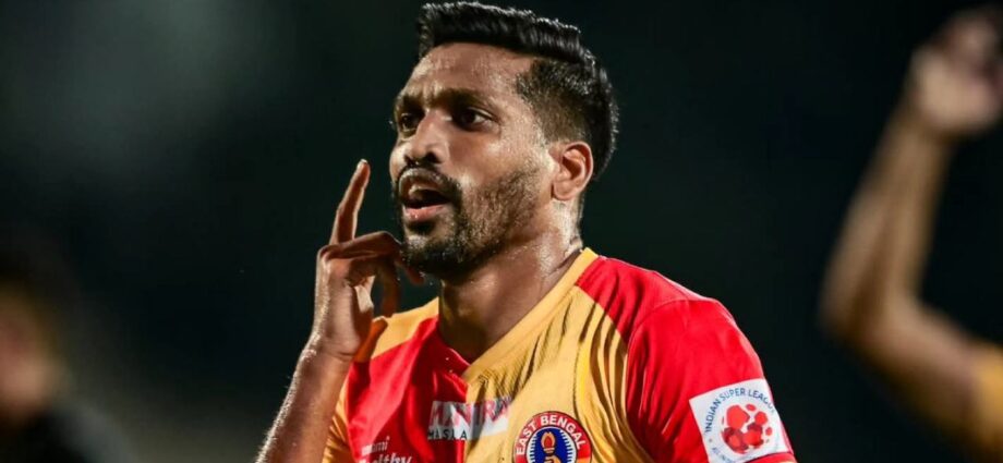 মুম্বইকে রুখে লিগ শীর্ষে ইস্টবেঙ্গল: ০-১ গোলে পিছিয়ে থেকেও দুরন্ত জয় লাল-হলুদের